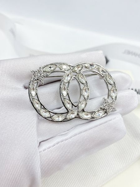 2023 jewelry brooches fashion designer fine inlaid single row drill high-end atmosphere perfect proportion meticulous workmanship no box, Gray
2023 jewelry brooches fashion designer fine inlaid single row drill high-end atmosphere perfect proportion meticulous workmanship no box, Gray