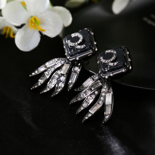 2023 designer tide cool stud luxury latest silver diamond alphabet four-claw charms women earrings fashion trend no box, Golden;silver
2023 designer tide cool stud luxury latest silver diamond alphabet four-claw charms women earrings fashion trend no box, Golden;silver