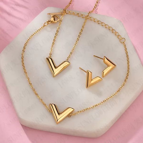 stud not fade classic design women's men's v letter earrings necklace bracelet rock punk round wedding gift wholesale, Golden;silver
stud not fade classic design women's men's v letter earrings necklace bracelet rock punk round wedding gift wholesale, Golden;silver