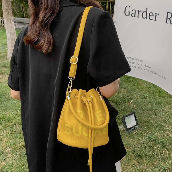 2023 handbag autumn/winter textured one shoulder crossbody women's handheld fashion letter bucket bag new trend
2023 handbag autumn/winter textured one shoulder crossbody women's handheld fashion letter bucket bag new trend