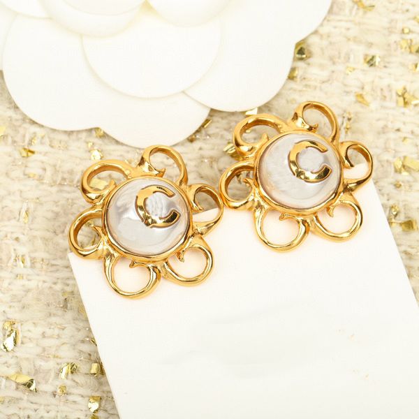 2023 luxury quality charm flower shape stud earring with nature shell beads hollow flower shape have box stanp ps3331, Golden
2023 luxury quality charm flower shape stud earring with nature shell beads hollow flower shape have box stanp ps3331, Golden