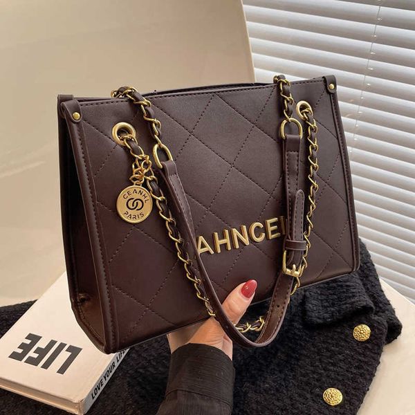 handbag 2023 fashion women's bag leather quality handbag handbag fashionable shoulder large capacity fashion lingge chain shoulder tote
handbag 2023 fashion women's bag leather quality handbag handbag fashionable shoulder large capacity fashion lingge chain shoulder tote
