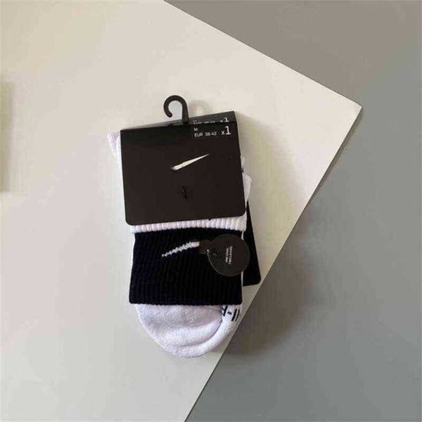 classic fashion men socks hook brand color stitched men's women's long tube sports training sock street couple middle tubes luxury, Black
classic fashion men socks hook brand color stitched men's women's long tube sports training sock street couple middle tubes luxury, Black