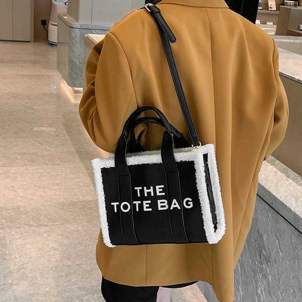 handbag 2023 fashion women's bag leather quality handbag handbag fashionable shoulder the large capacity shoulder simple crossbody bag
handbag 2023 fashion women's bag leather quality handbag handbag fashionable shoulder the large capacity shoulder simple crossbody bag