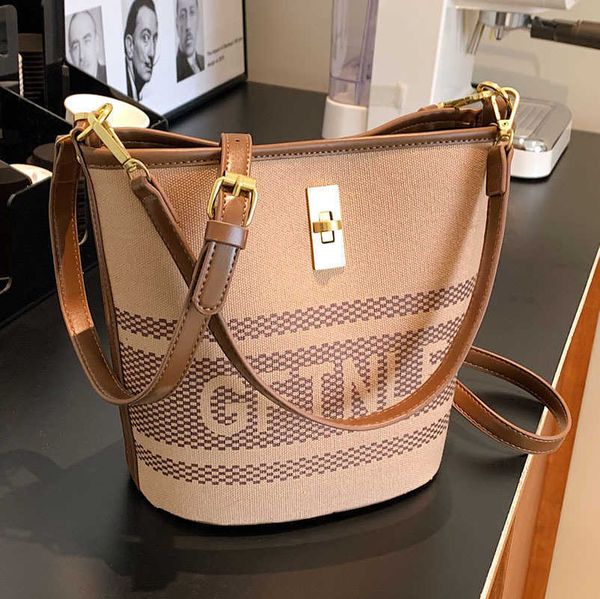 handbag 2023 fashion women's bag leather quality handbag fashionable shoulder large capacity summer canvas single shoulder messenger ba
handbag 2023 fashion women's bag leather quality handbag fashionable shoulder large capacity summer canvas single shoulder messenger ba