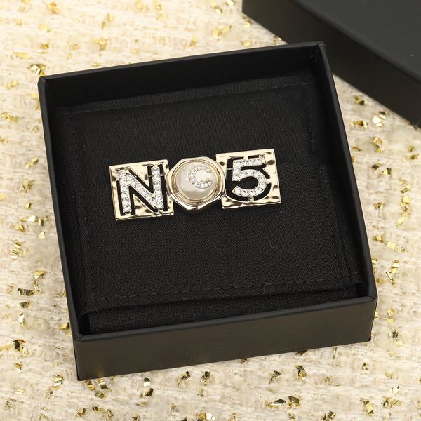 2023 luxury quality charm brooch with diamond and nature shell beads words design in 18k gold plated have box stamp ps3341, Golden
2023 luxury quality charm brooch with diamond and nature shell beads words design in 18k gold plated have box stamp ps3341, Golden