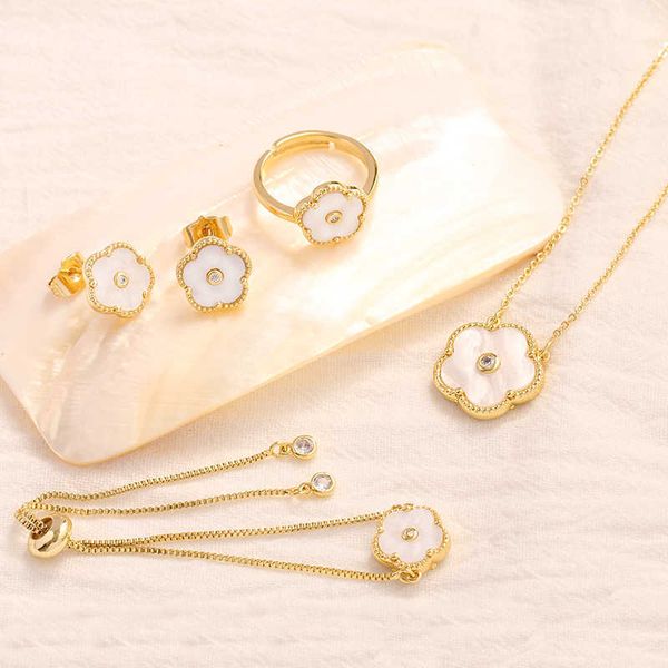 carlidana 4pcs/set luxury clover pendant necklace/earrings/ring/bracelet gold color stainless steel clover jewelry set for women, Slivery;golden
carlidana 4pcs/set luxury clover pendant necklace/earrings/ring/bracelet gold color stainless steel clover jewelry set for women, Slivery;golden