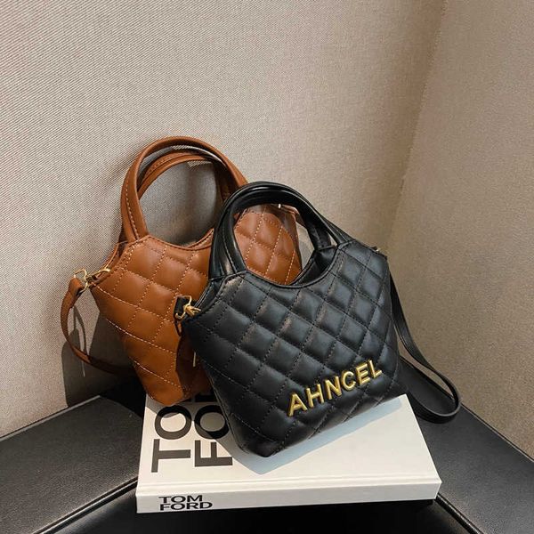 handbag 2023 fashion women's bag leather quality handbag able class and shaped shoulder fashion versatile large capacity messenger port
handbag 2023 fashion women's bag leather quality handbag able class and shaped shoulder fashion versatile large capacity messenger port