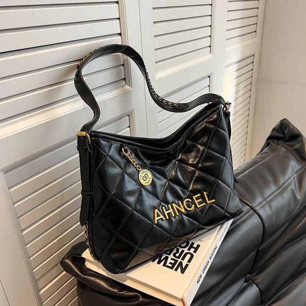 handbag 2023 hand fashionable new large simple fashion large capacity lingge small fragrant wind shoulder tote bag trend
handbag 2023 hand fashionable new large simple fashion large capacity lingge small fragrant wind shoulder tote bag trend