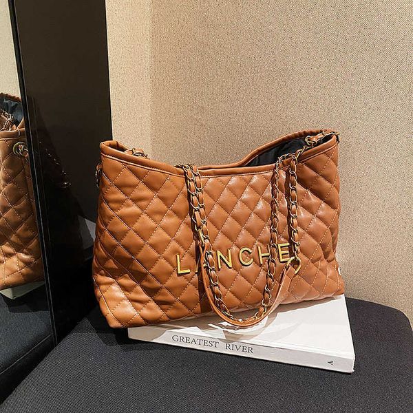 bag 2023 hand fashionable new bag simple fashion large capacity lingge small fragrant wind shoulder texture tote bag
bag 2023 hand fashionable new bag simple fashion large capacity lingge small fragrant wind shoulder texture tote bag