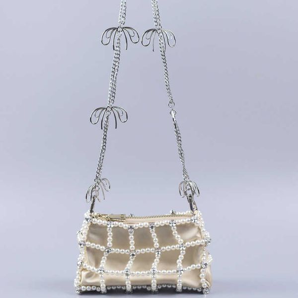 new pearl hollow lattice messenger chain bag handmade beaded bag fashion niche women's bag 230220
new pearl hollow lattice messenger chain bag handmade beaded bag fashion niche women's bag 230220