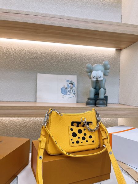 2023 l-brand 19*12cm women shoulder handbag luxury designer crossbody bag two-piece set
2023 l-brand 19*12cm women shoulder handbag luxury designer crossbody bag two-piece set