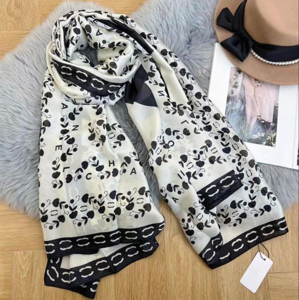 spring and autumn new european men and women's black and white scarf outdoor travel are very atmospheric, Blue;gray
spring and autumn new european men and women's black and white scarf outdoor travel are very atmospheric, Blue;gray