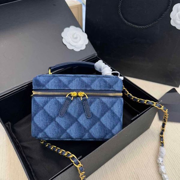 womens classic trendy handle vanity box bags hand with gold metal matelasse chain crossbody shoulder large capacity cosmetic case designer h
womens classic trendy handle vanity box bags hand with gold metal matelasse chain crossbody shoulder large capacity cosmetic case designer h