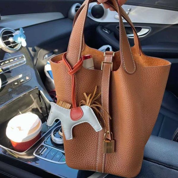 herms picotis lock portable universal bag 2023 new women's bag leather spring leisure bucket open vegetable basket soft handbagi37g
herms picotis lock portable universal bag 2023 new women's bag leather spring leisure bucket open vegetable basket soft handbagi37g