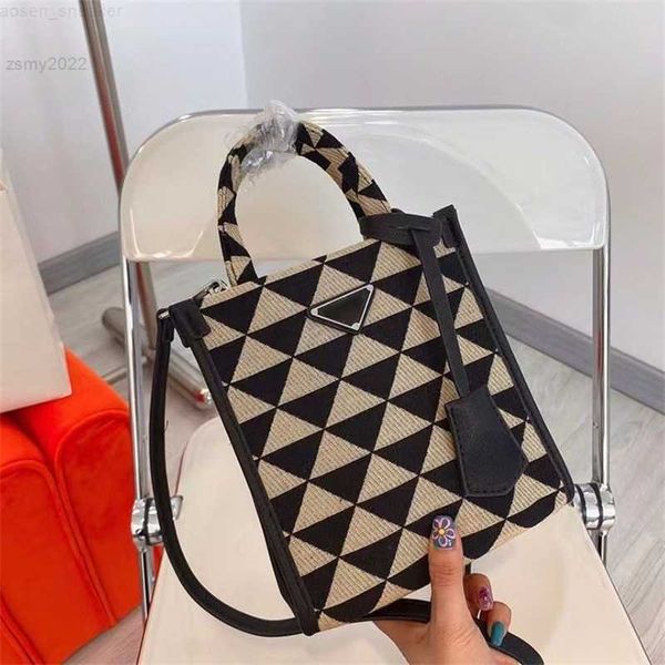 fashion designer handbag black and white tote canvas rhomb large capacity new single shoulder luxury bag
fashion designer handbag black and white tote canvas rhomb large capacity new single shoulder luxury bag