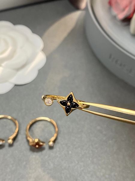 fashion luxury women's ring s925 silver gold four-leaf clover designer band rings for woman small fresh simple niche senior sense openi
fashion luxury women's ring s925 silver gold four-leaf clover designer band rings for woman small fresh simple niche senior sense openi