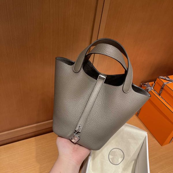 wholesale designer h ormes totes handbags original tc leather handmade vegetable basket bag 18cm tin gray silver buckle large capacity women
wholesale designer h ormes totes handbags original tc leather handmade vegetable basket bag 18cm tin gray silver buckle large capacity women