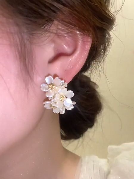 s925 silver needle exquisite luxury flower earrings korean pearl petal stud personality fashion earring studs 2pairs/lot, Golden;silver
s925 silver needle exquisite luxury flower earrings korean pearl petal stud personality fashion earring studs 2pairs/lot, Golden;silver