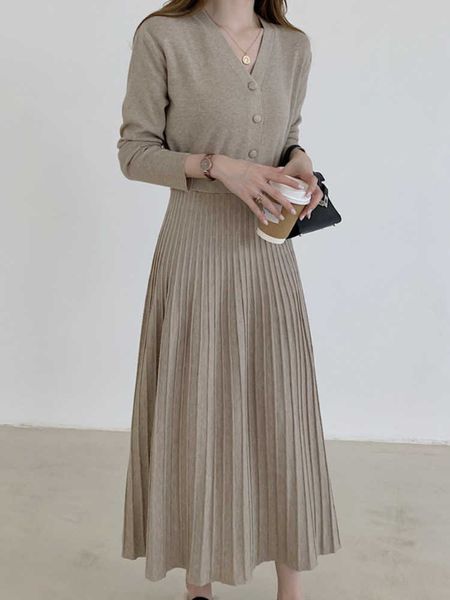 dresses for women 2022 autumn winter new v-neck single-breasted lace-up waist mid-length pleated knitted sweater dress 230222, White;black
dresses for women 2022 autumn winter new v-neck single-breasted lace-up waist mid-length pleated knitted sweater dress 230222, White;black