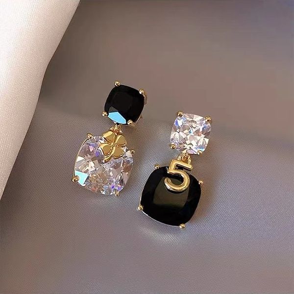 s3463 asymmetrical black white crystalletter clover geometric dangle earrings for women s925 silver needle stud earrings
s3463 asymmetrical black white crystalletter clover geometric dangle earrings for women s925 silver needle stud earrings