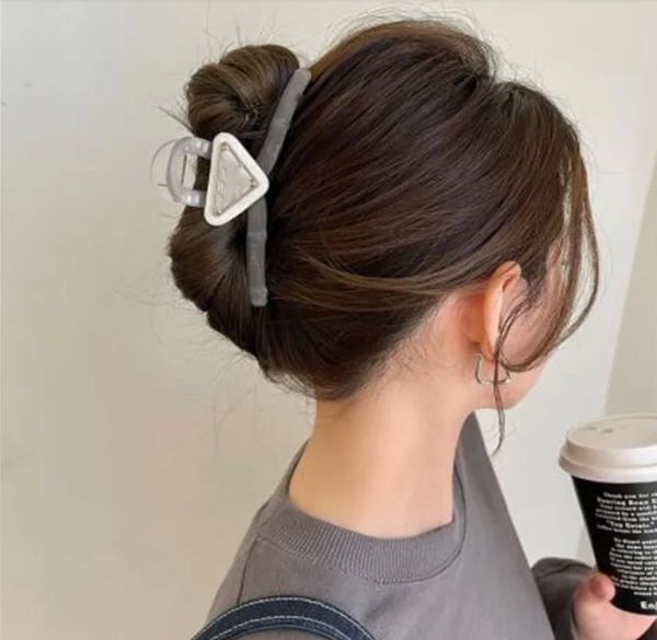 classic designer triangle hair clip barrettes women girls brand letter hair claw fashion hair jewelry headwear hairpin hairclip, Golden;silver
classic designer triangle hair clip barrettes women girls brand letter hair claw fashion hair jewelry headwear hairpin hairclip, Golden;silver