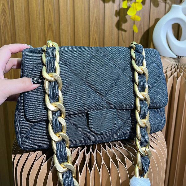 classic large capacity women flap shoulder bag thick chain embroidery letter denim leather quilted crossbody bag luxury designer handbag coi
classic large capacity women flap shoulder bag thick chain embroidery letter denim leather quilted crossbody bag luxury designer handbag coi