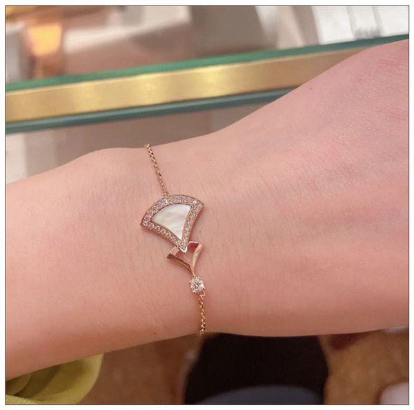 women designer bracelet chain luxury bracelet gold plated fashion trendy pulsera lock flower letter pendant diamond cjeweler love charms bra, Golden;silver
women designer bracelet chain luxury bracelet gold plated fashion trendy pulsera lock flower letter pendant diamond cjeweler love charms bra, Golden;silver