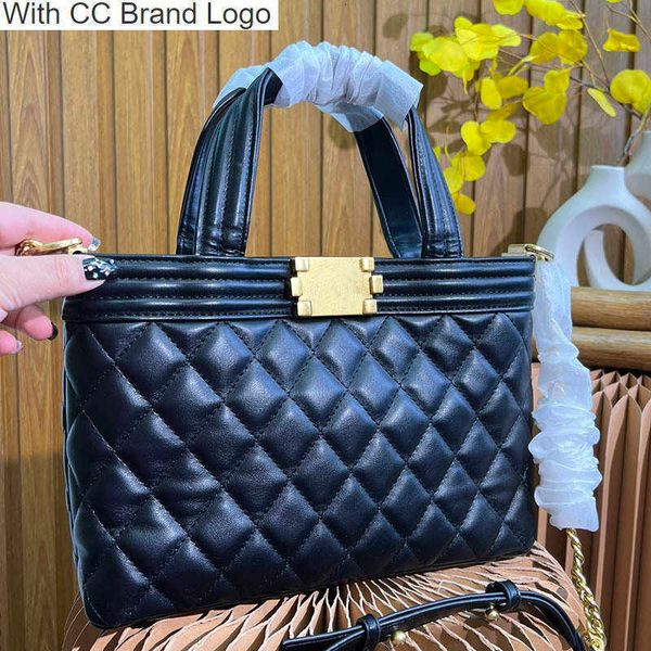 cc cross body metal badges boy women crossbody tote bags outdoor large capacity matelasse chain quilted handle hardware suitcases purses des
cc cross body metal badges boy women crossbody tote bags outdoor large capacity matelasse chain quilted handle hardware suitcases purses des