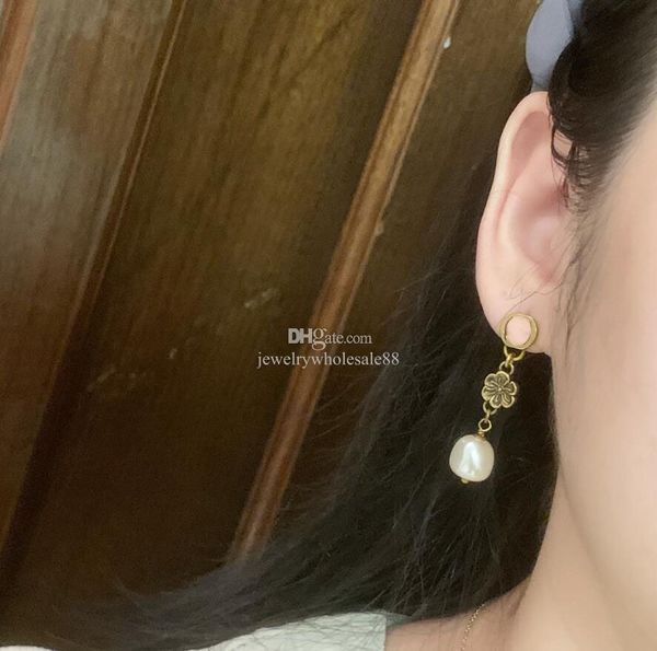 2023women vintage pearl teardrop dangle charm earring stud aretes classic designer letter drop eardrops for female party wedding jewelry gif, Golden
2023women vintage pearl teardrop dangle charm earring stud aretes classic designer letter drop eardrops for female party wedding jewelry gif, Golden