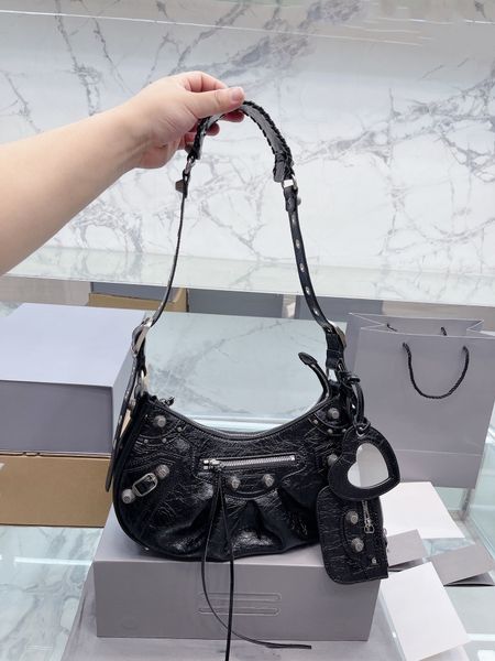 fashion le cagole motorcycle bag women's leather shoulder handbag tote with heart mirror love letter vintage shinny cross body motocycl
fashion le cagole motorcycle bag women's leather shoulder handbag tote with heart mirror love letter vintage shinny cross body motocycl
