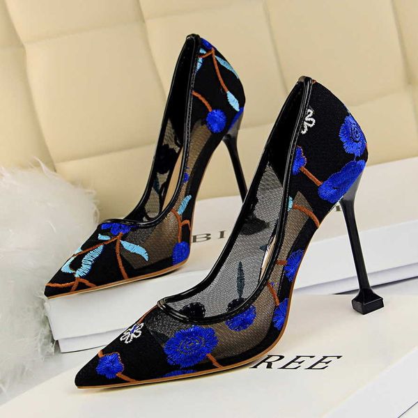 sandals 2022 women 10cm high heels pointed toe blue heels pumps valentine embroider air mesh scarpins wedding bridal quality shoes j230222, Black
sandals 2022 women 10cm high heels pointed toe blue heels pumps valentine embroider air mesh scarpins wedding bridal quality shoes j230222, Black