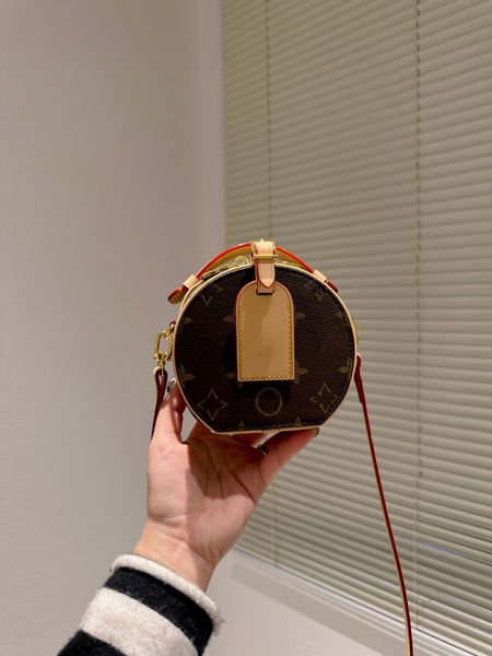 yy mini bag handbag 2023 apple bun bun bag classic new fashion fashion women luxury western messenger bag makeup bag purse
yy mini bag handbag 2023 apple bun bun bag classic new fashion fashion women luxury western messenger bag makeup bag purse