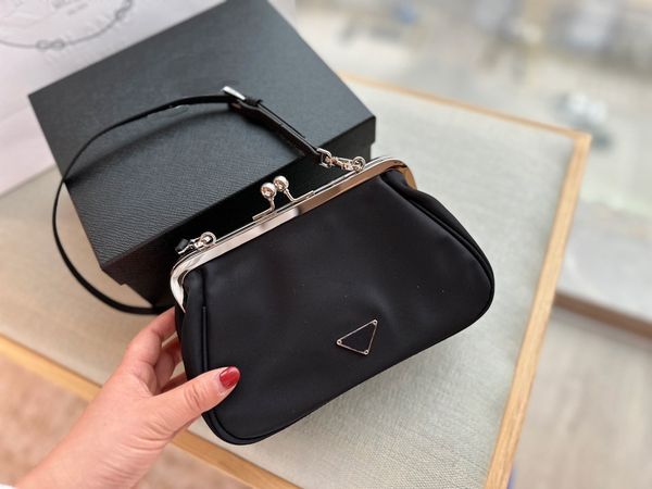 2023 p-brand 21*13cm nylon stylish and retro handbag luxury designer high-qulity wallet shoulder messenger bag
2023 p-brand 21*13cm nylon stylish and retro handbag luxury designer high-qulity wallet shoulder messenger bag