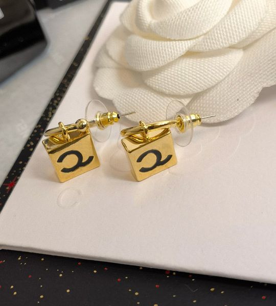 2023 luxury jewelry charm stud designer new tassel fine carved alphabet square small bulb stud earrings female girls exquisite fashion gift, Golden
2023 luxury jewelry charm stud designer new tassel fine carved alphabet square small bulb stud earrings female girls exquisite fashion gift, Golden
