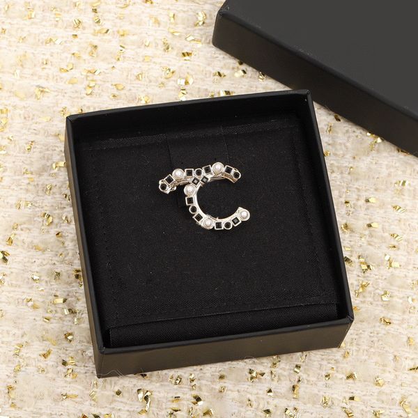 2023 luxur quality charm brooch with black and white nature shell beads in 18k gold plated have box stamp ps3481, Golden
2023 luxur quality charm brooch with black and white nature shell beads in 18k gold plated have box stamp ps3481, Golden