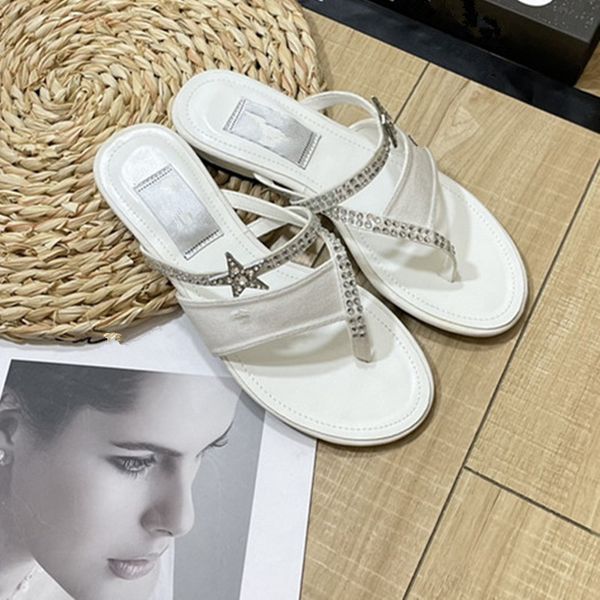 2023 rhinestone embellished thong sandal lambskin flip flops slip on flat logo leather mule slides diamond star buckle strap summer shoes be, Black
2023 rhinestone embellished thong sandal lambskin flip flops slip on flat logo leather mule slides diamond star buckle strap summer shoes be, Black
