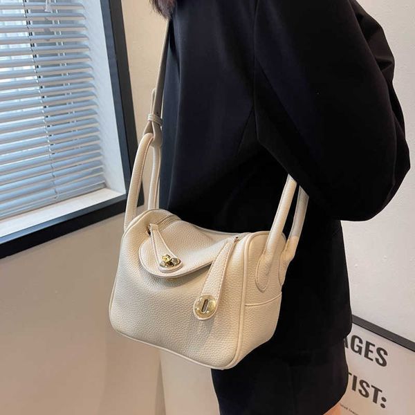 original designer h lindys casual bag 2023 new women s mini lindysi bag soft leather one shoulder hand pillow doctor trendy korean version
original designer h lindys casual bag 2023 new women s mini lindysi bag soft leather one shoulder hand pillow doctor trendy korean version