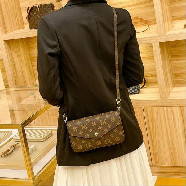 envelope bag women chain shoulder bag messenger leather handbag evening bag original box flower checkers date code serial number embossed pa
envelope bag women chain shoulder bag messenger leather handbag evening bag original box flower checkers date code serial number embossed pa