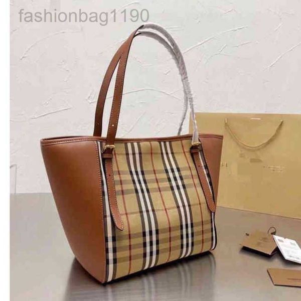 burbrery designer bags new new classic checkered tote womens large bag capacity one shoulder portable tote the same as fashion star 7qf6
burbrery designer bags new new classic checkered tote womens large bag capacity one shoulder portable tote the same as fashion star 7qf6
