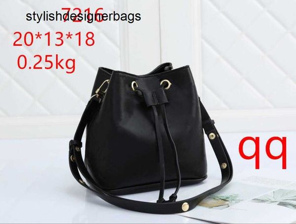 famous ladies handbags fashion shoulder bag soho messenger shopping bags disco handbag heart-shaped 0223v23
famous ladies handbags fashion shoulder bag soho messenger shopping bags disco handbag heart-shaped 0223v23