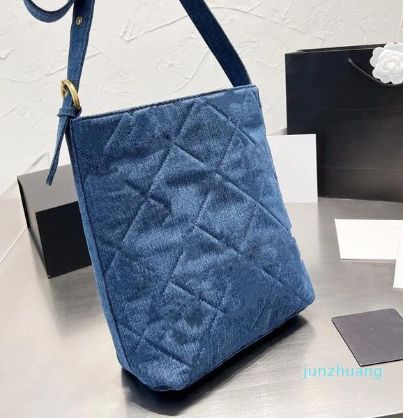 totes designer leather womens metal letter shopping bags women high capacity handbag commute 33 single-shoulder bag new style solid color ha
totes designer leather womens metal letter shopping bags women high capacity handbag commute 33 single-shoulder bag new style solid color ha