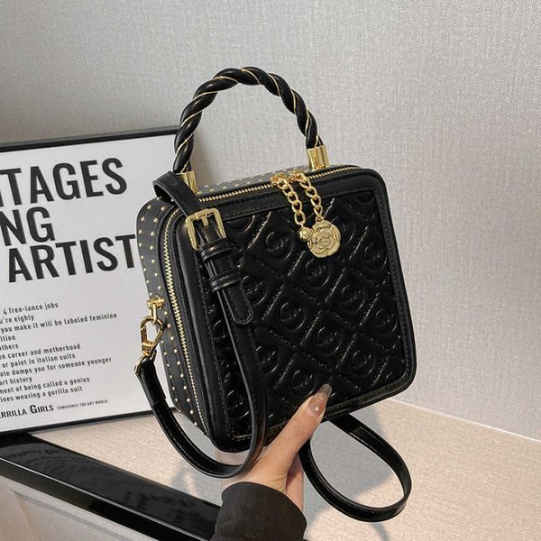 1pcs bags for women 49%off women's rivet messenger versatile red portable shoulder bag messenger handbags female fashion
1pcs bags for women 49%off women's rivet messenger versatile red portable shoulder bag messenger handbags female fashion