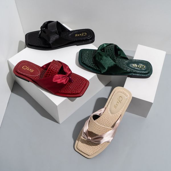 2023 spring new stone pattern flat bottom women slippers rhinestone bow casual outer sandals brand ladies fashion flip flop sandals, Black
2023 spring new stone pattern flat bottom women slippers rhinestone bow casual outer sandals brand ladies fashion flip flop sandals, Black