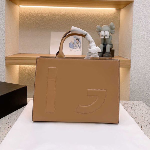 2023 quality crossbody bag cowhide leather handbag purse double interlayer pearl letter fashion small tote shoulder bags
2023 quality crossbody bag cowhide leather handbag purse double interlayer pearl letter fashion small tote shoulder bags