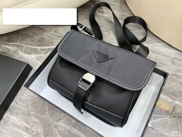 designer mens black cross body crossbody shoulder bags 2-piece nylon messenger bag casual style with small purse triangle waterproof cloth m
designer mens black cross body crossbody shoulder bags 2-piece nylon messenger bag casual style with small purse triangle waterproof cloth m