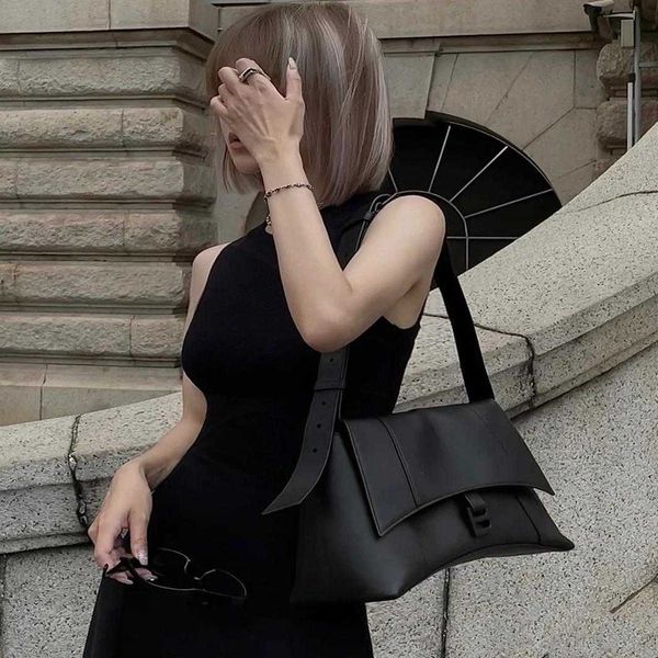 evening bags one shoulder messenger of the same fashion hourglass bag with advanced concave design
evening bags one shoulder messenger of the same fashion hourglass bag with advanced concave design