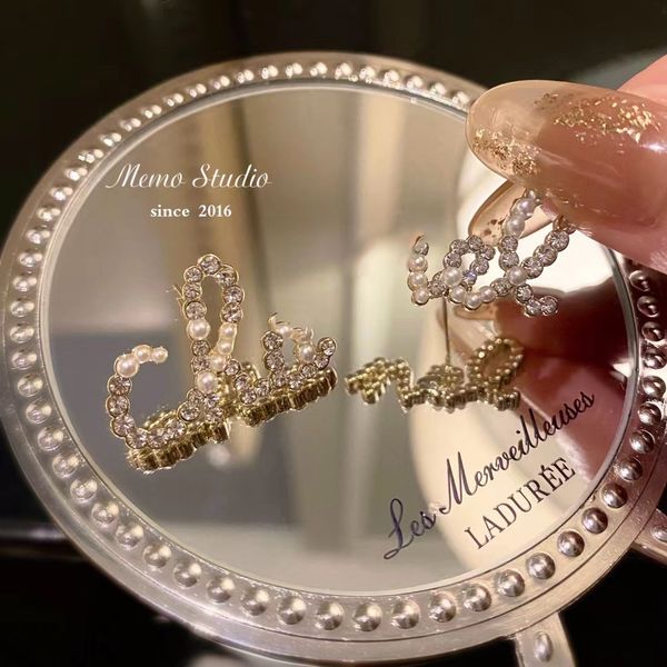 fashion women designer stud earrings stamp luxury jewelry diamond letter earing 18k gold plated vintage european lover wedding party accesso, Golden;silver
fashion women designer stud earrings stamp luxury jewelry diamond letter earing 18k gold plated vintage european lover wedding party accesso, Golden;silver