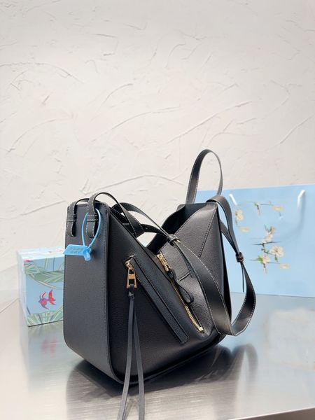 2023 l-brand 27*24cm 5a women leather shoulder handbag large capacity size classic design luxury crossbody bags designer shopping totes
2023 l-brand 27*24cm 5a women leather shoulder handbag large capacity size classic design luxury crossbody bags designer shopping totes