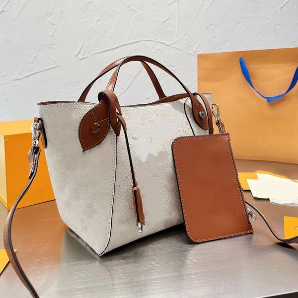 mahina pm crossbody shoulder bag women tote bags embossing letter large capacity lady pocket plain thread detachable strap classical print l
mahina pm crossbody shoulder bag women tote bags embossing letter large capacity lady pocket plain thread detachable strap classical print l